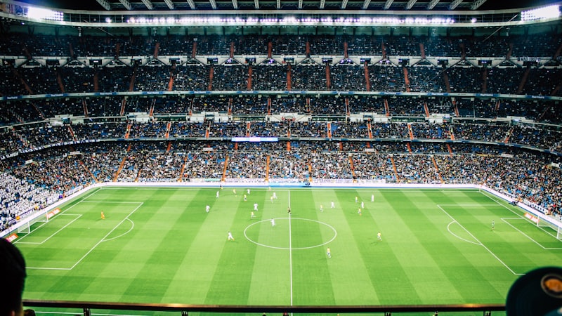 英超联赛阿森纳与利物浦的激烈比赛场面